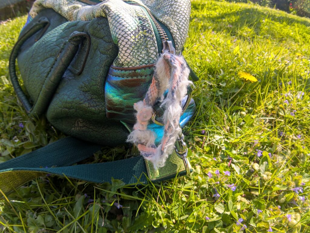Gros plan sur un bracelet brésilien en laine