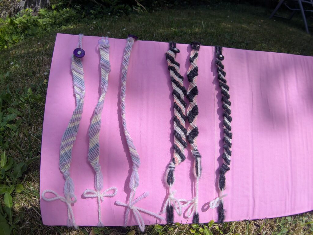 Différents motifs de bracelets brésiliens